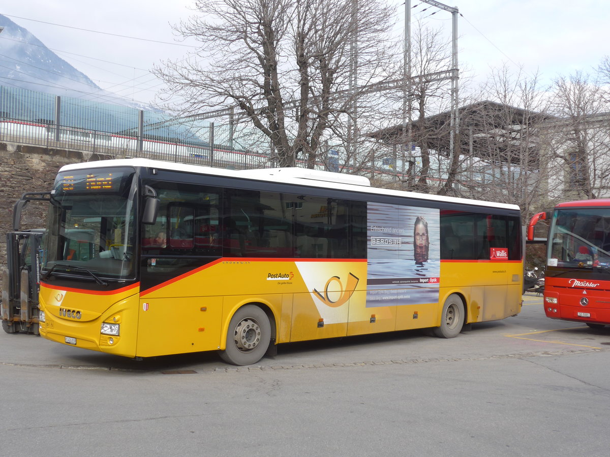 (188'442) - PostAuto Wallis - VS 424'839 - Iveco am 11. Februar 2018 beim Bahnhof Brig