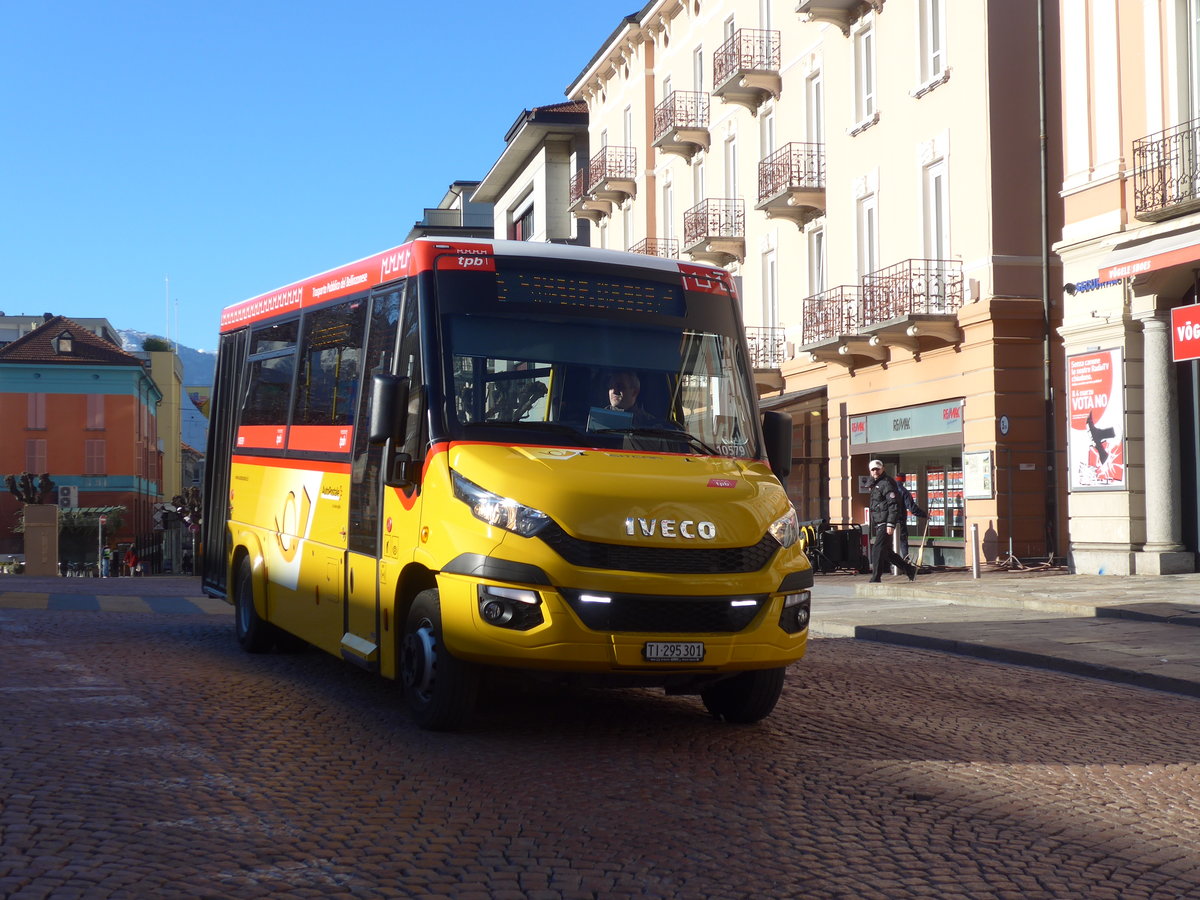 (188'549) - AutoPostale Ticino - TI 295'301 - Iveco/Sitcar am 14. Februar 2018 beim Bahnhof Bellinzona