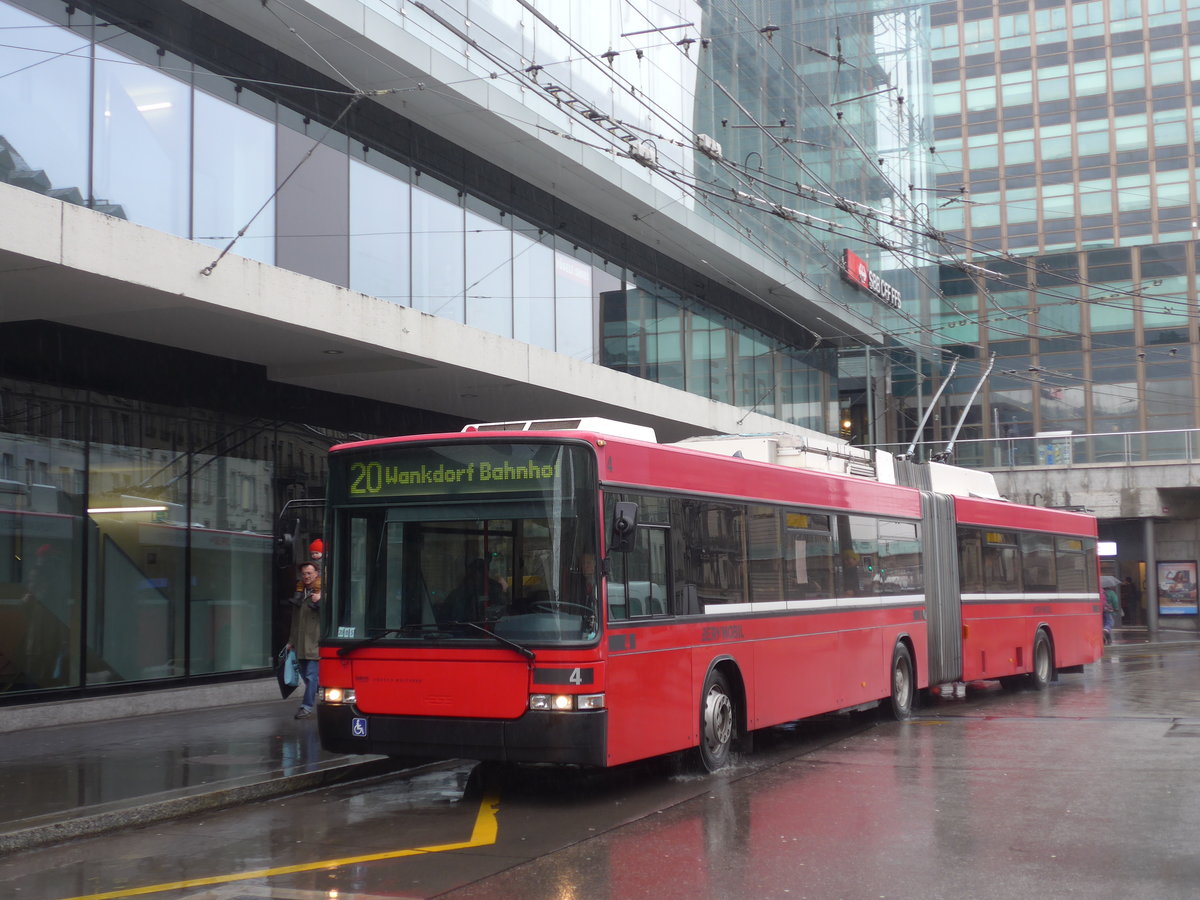 (188'636) - Bernmobil, Bern - Nr. 4 - NAW/Hess Gelenktrolleybus am 15. Februar 2018 beim Bahnhof Bern