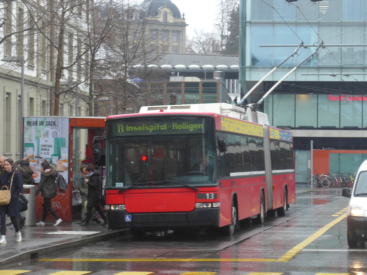 (188'644) - Bernmobil, Bern - Nr. 13 - NAW/Hess Gelenktrolleybus am 15. Februar 2018 beim Bahnhof Bern
