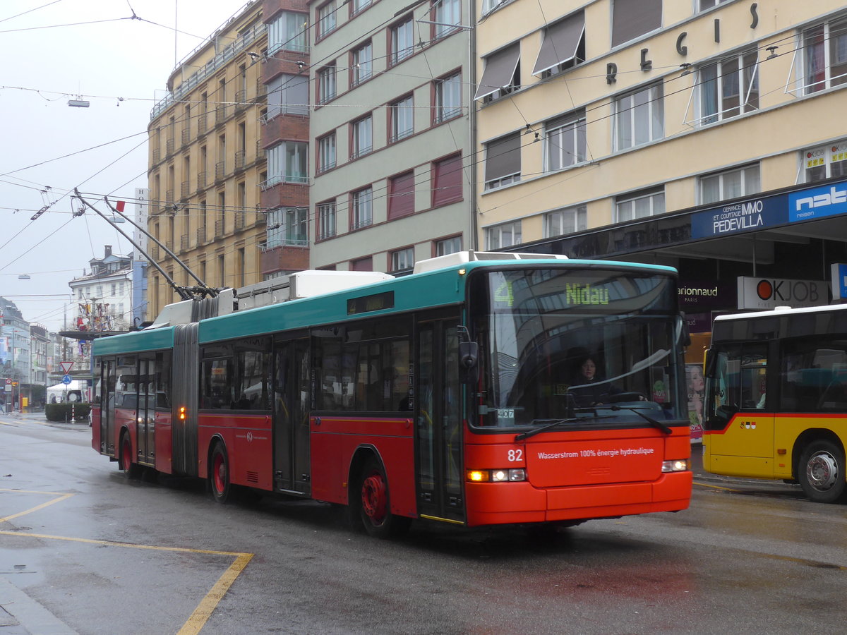 (188'669) - VB Biel - Nr. 82 - NAW/Hess Gelenktrolleybus am 15. Februar 2018 beim Bahnhof Biel