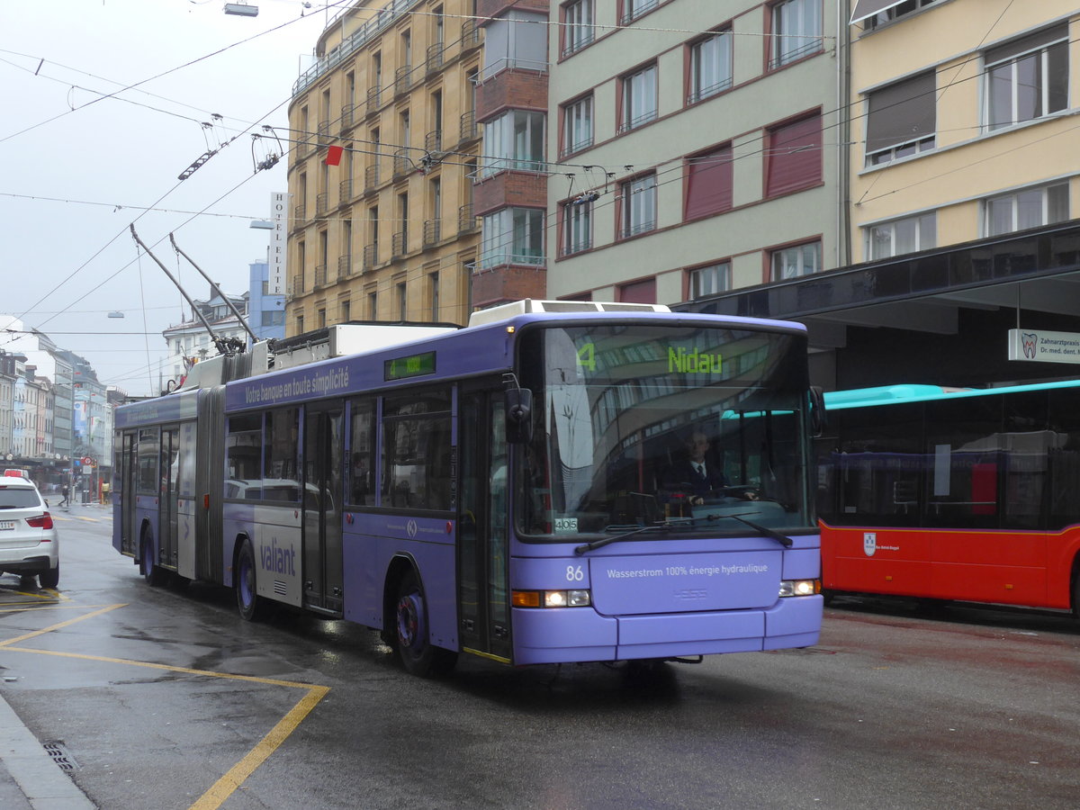 (188'685) - VB Biel - Nr. 86 - NAW/Hess Gelenktrolleybus am 15. Februar 2018 beim Bahnhof Biel