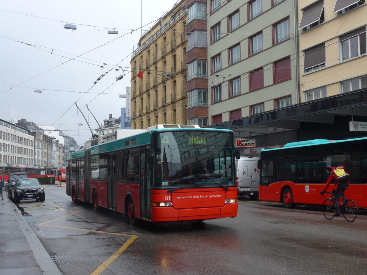 (188'697) - VB Biel - Nr. 81 - NAW/Hess Gelenktrolleybus am 15. Februar 2018 beim Bahnhof Biel