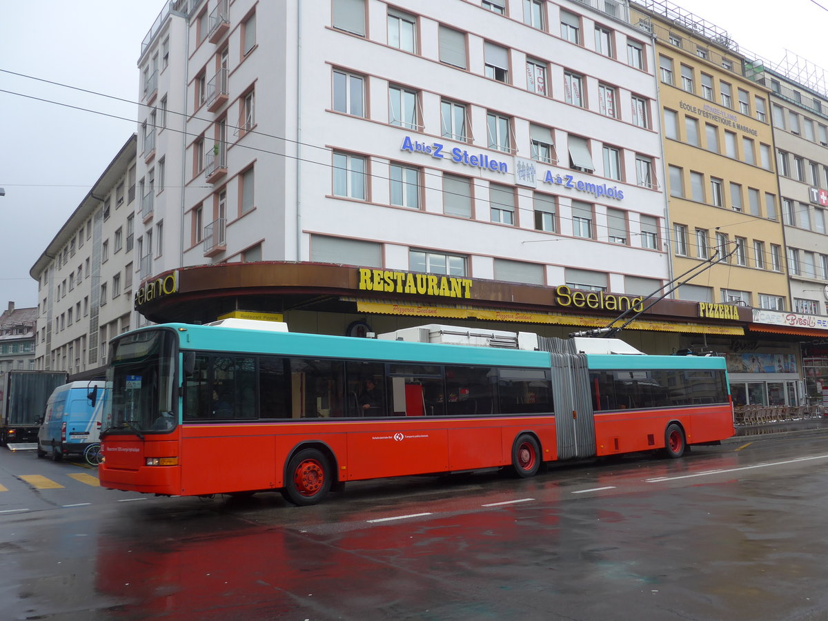 (188'728) - VB Biel - Nr. 82 - NAW/Hess Gelenktrolleybus am 15. Februar 2018 beim Bahnhof Biel