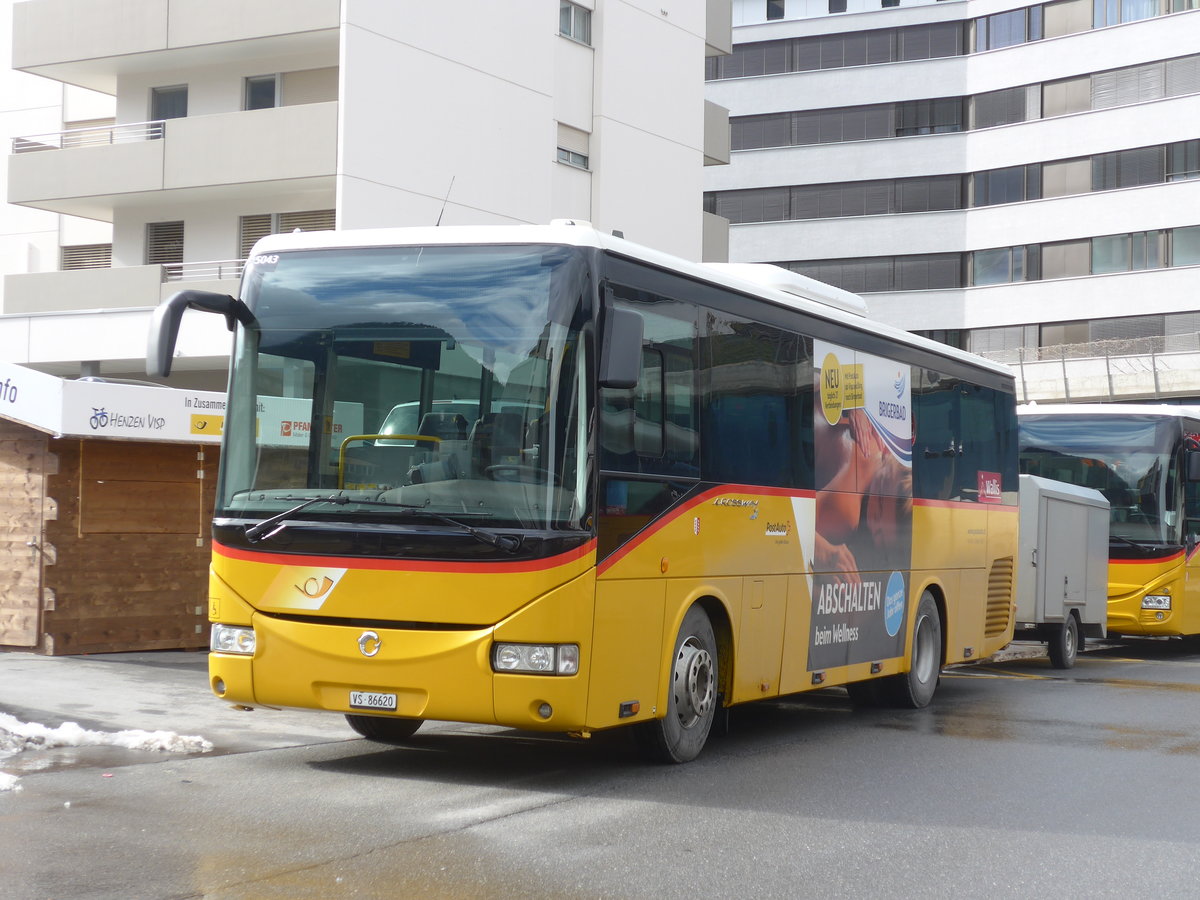 (188'869) - Autotour, Visp - VS 86'620 - Irisbus am 18. Februar 2018 beim Bahnhof Visp