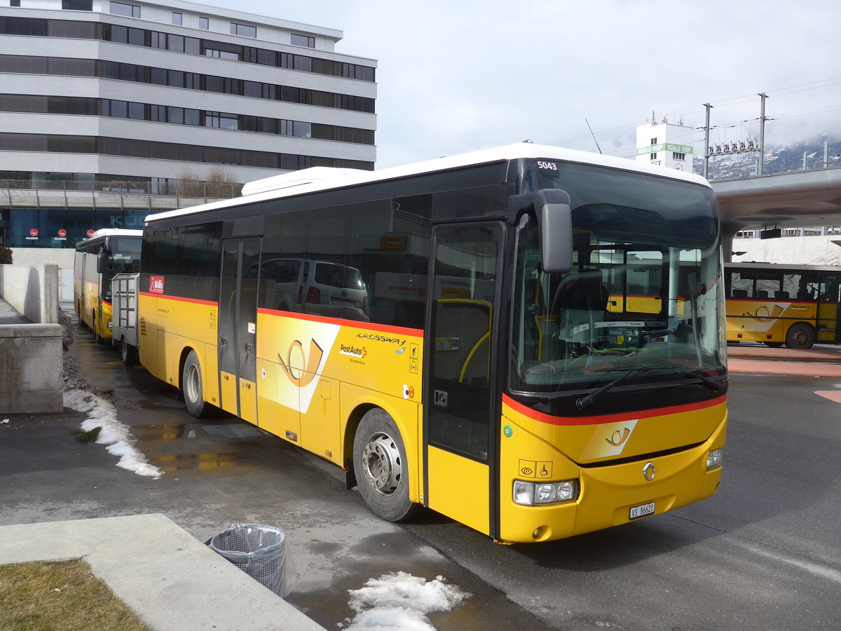 (188'871) - Autotour, Visp - VS 86'620 - Irisbus am 18. Februar 2018 beim Bahnhof Visp