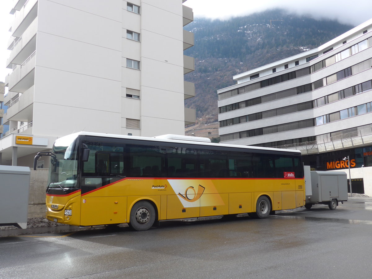 (188'876) - PostAuto Wallis - VS 445'911 - Iveco am 18. Februar 2018 beim Bahnhof Visp