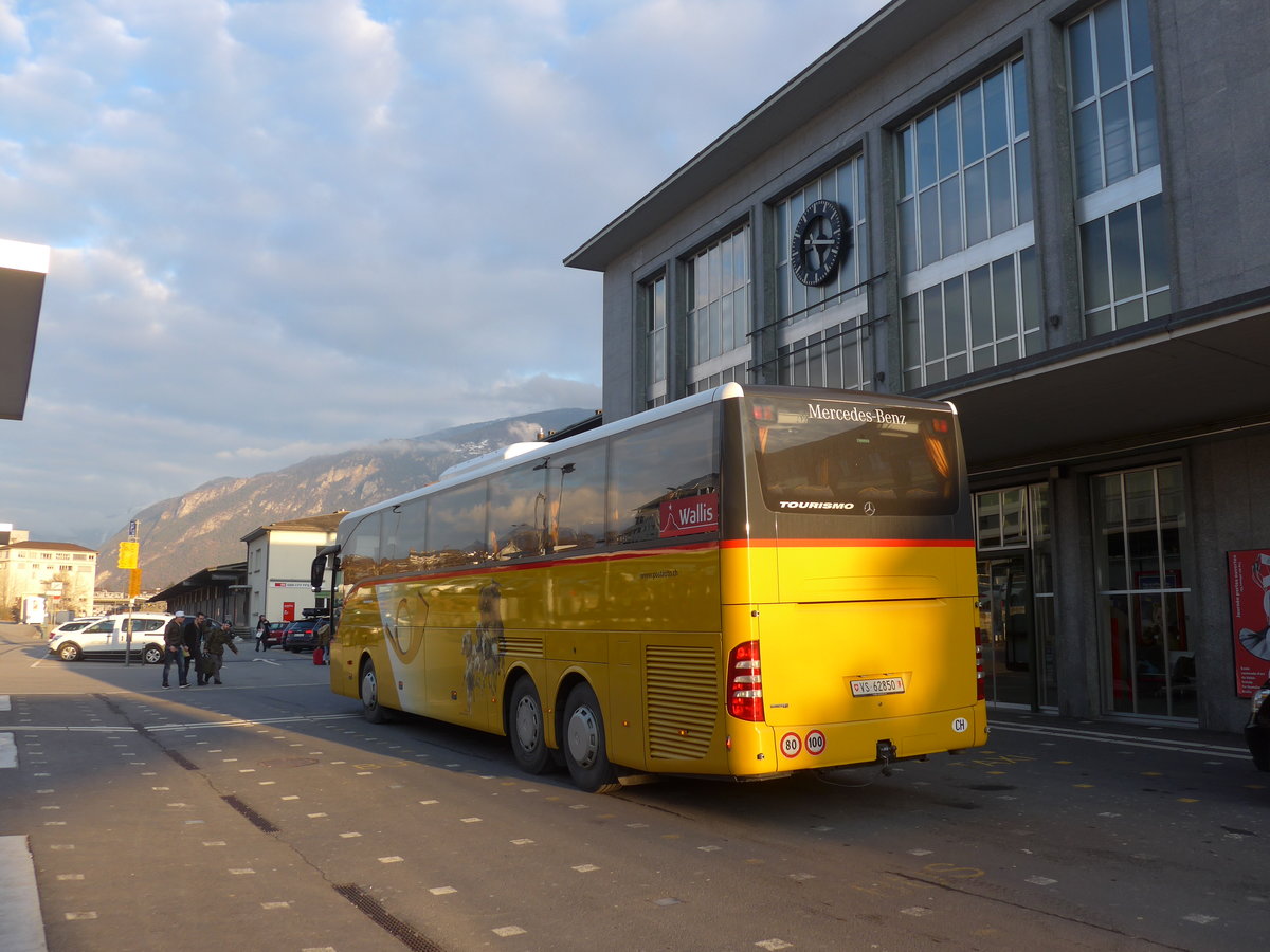 (188'944) - PostAuto Wallis - VS 62'850 - Mercedes am 18. Februar 2018 beim Bahnhof Sion