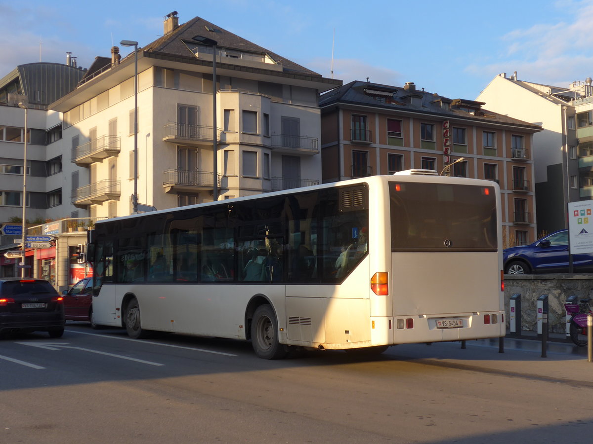(188'945) - Interbus, Yverdon - Nr. 65/VS 5454 - Mercedes (ex ARCC Aubonne Nr. 10) am 18. Februar 2018 beim Bahnhof Sion (Einsatz Theytaz)