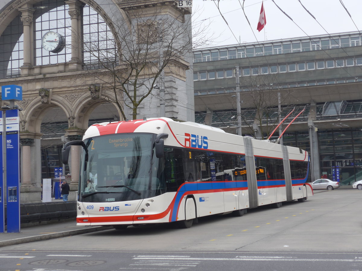 (189'311) - VBL Luzern - Nr. 409 - Hess/Hess Doppelgelenktrolleybus am 17. Mrz 2018 beim Bahnhof Luzern