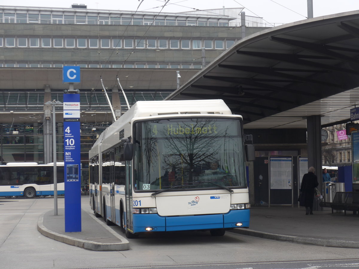 (189'313) - VBL Luzern - Nr. 201 - Hess/Hess Gelenktrolleybus am 17. Mrz 2018 beim Bahnhof Luzern