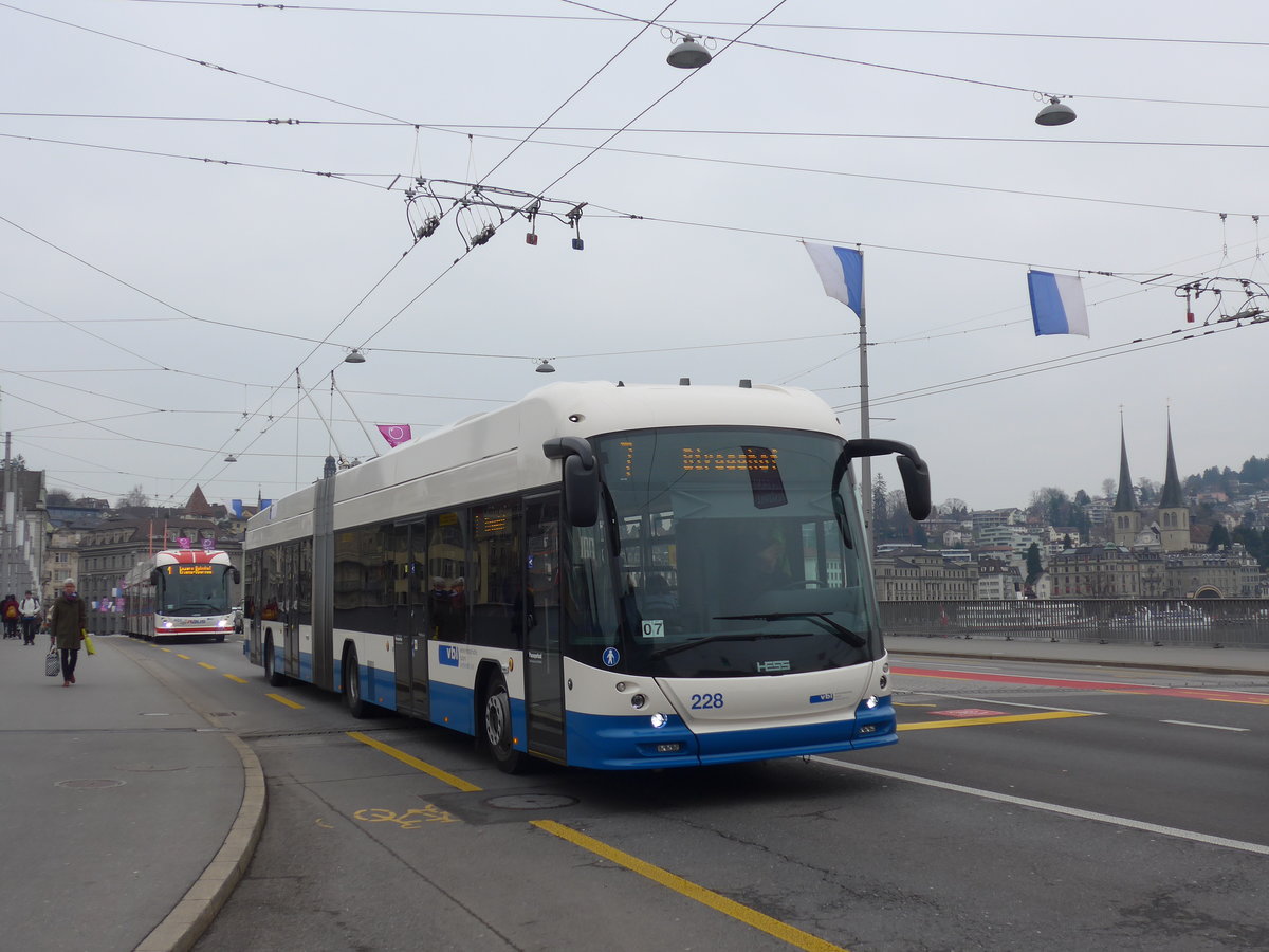(189'327) - VBL Luzern - Nr. 228 - Hess/Hess Gelenktrolleybus am 17. Mrz 2018 in Luzern, Bahnhofbrcke