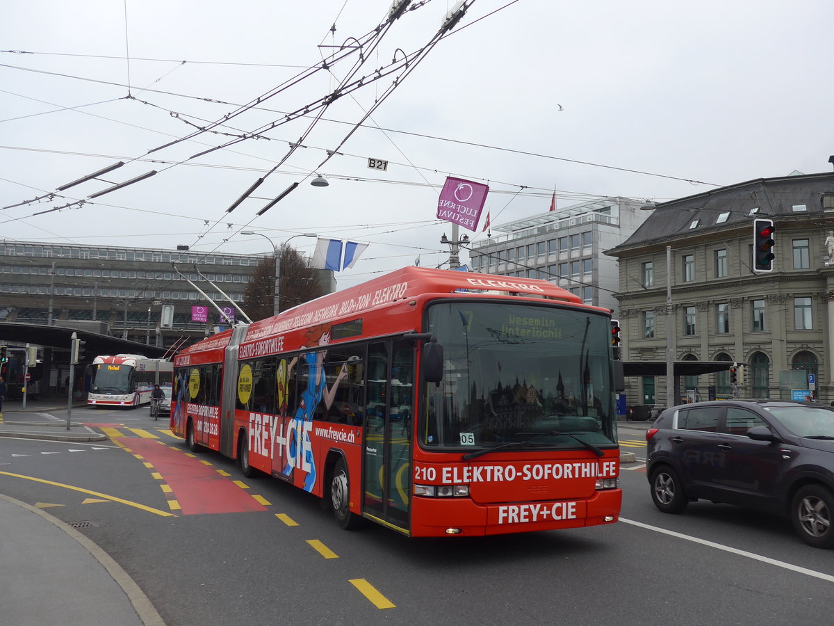 (189'396) - VBL Luzern - Nr. 210 - Hess/Hess Gelenktrolleybus am 17. Mrz 2018 beim Bahnhof Luzern