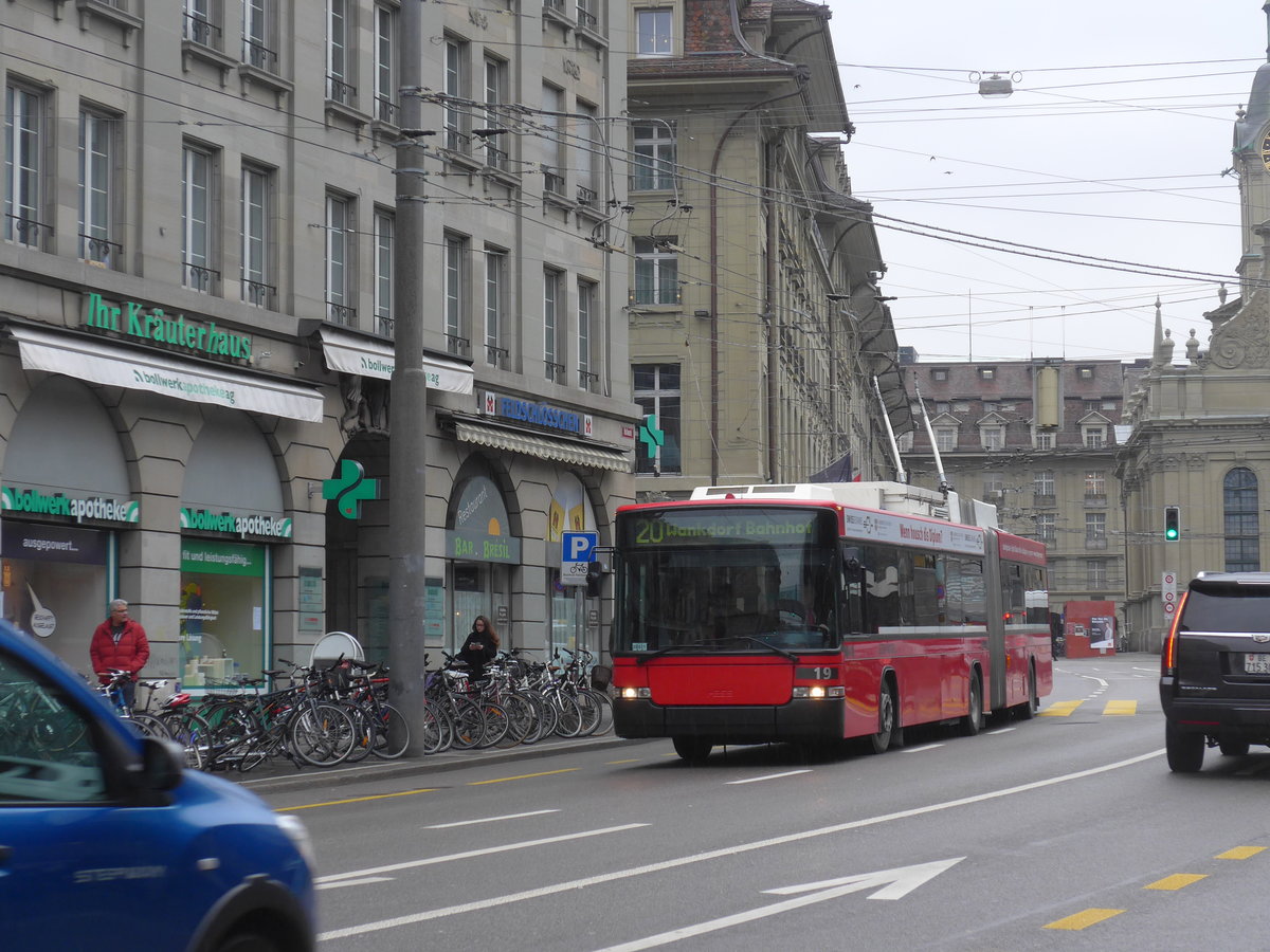 (189'430) - Bernmobil, Bern - Nr. 19 - NAW/Hess Gelenktrolleybus am 17. Mrz 2018 beim Bahnhof Bern