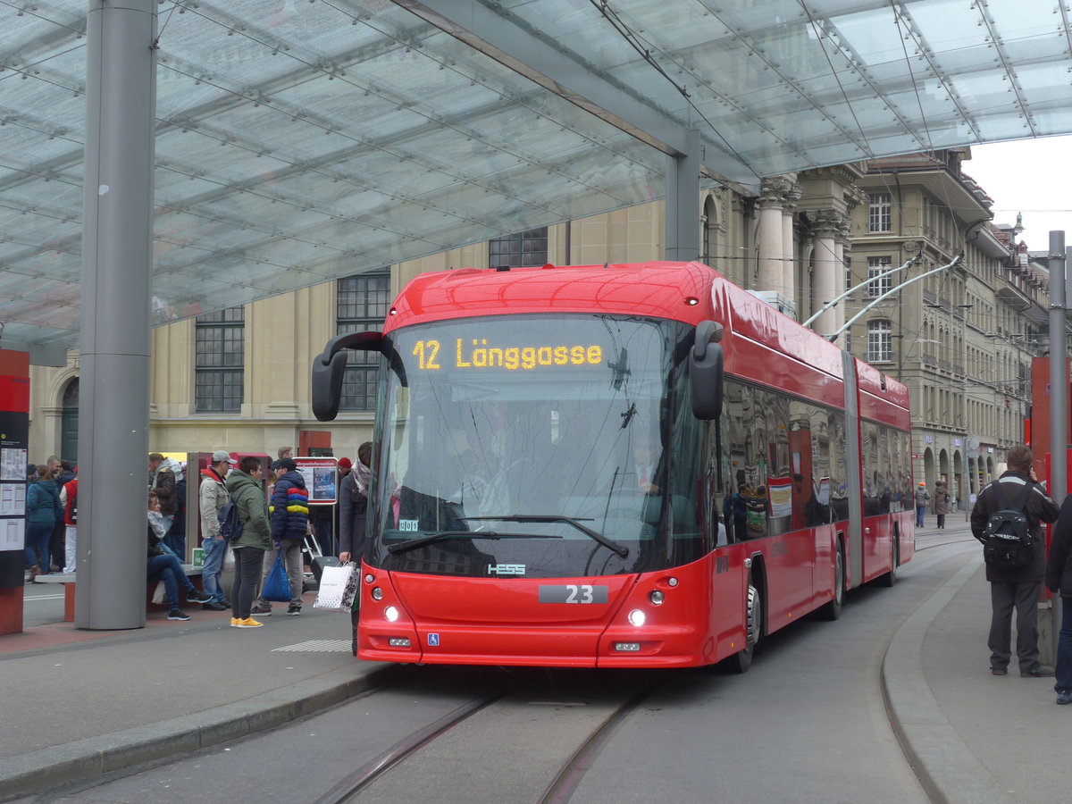 (189'433) - Bernmobil, Bern - Nr. 23 - Hess/Hess Gelenktrolleybus am 17. Mrz 2018 beim Bahnhof Bern