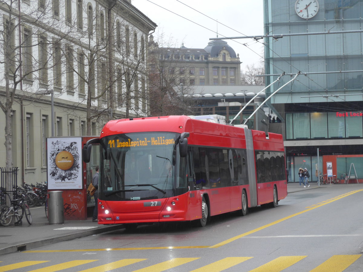(189'436) - Bernmobil, Bern - Nr. 27 - Hess/Hess Gelenktrolleybus am 17. Mrz 2018 beim Bahnhof Bern