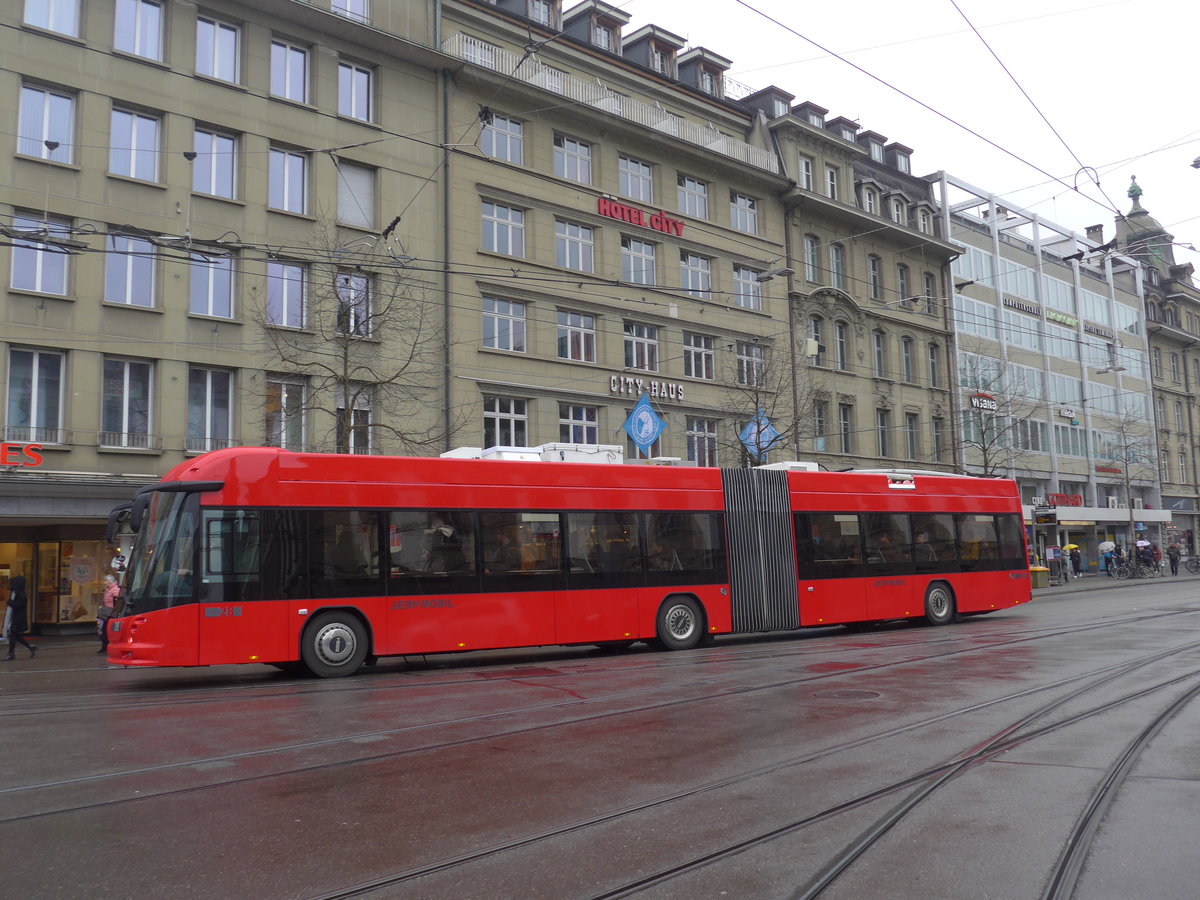 (189'446) - Bernmobil, Bern - Nr. 28 - Hess/Hess Gelenktrolleybus am 17. Mrz 2018 beim Bahnhof Bern