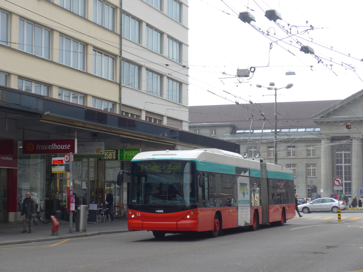 (189'621) - VB Biel - Nr. 54 - Hess/Hess Gelenktrolleybus am 26. Mrz 2018 beim Bahnhof Biel