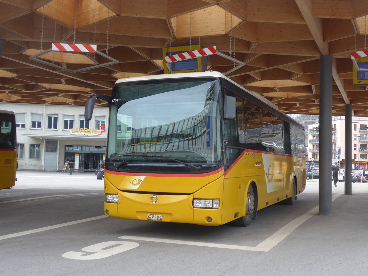 (189'771) - PostAuto Wallis - Nr. 4/VS 355'166 - Irisbus am 30. Mrz 2018 beim Bahnhof Sion