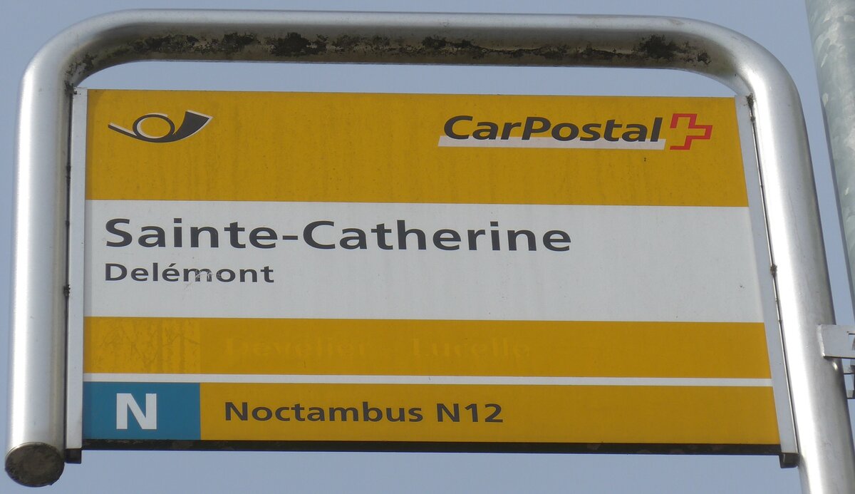 (189'933) - PostAuto-Haltestellenschild - Delmont, Sainte-Catherine - am 2. April 2018