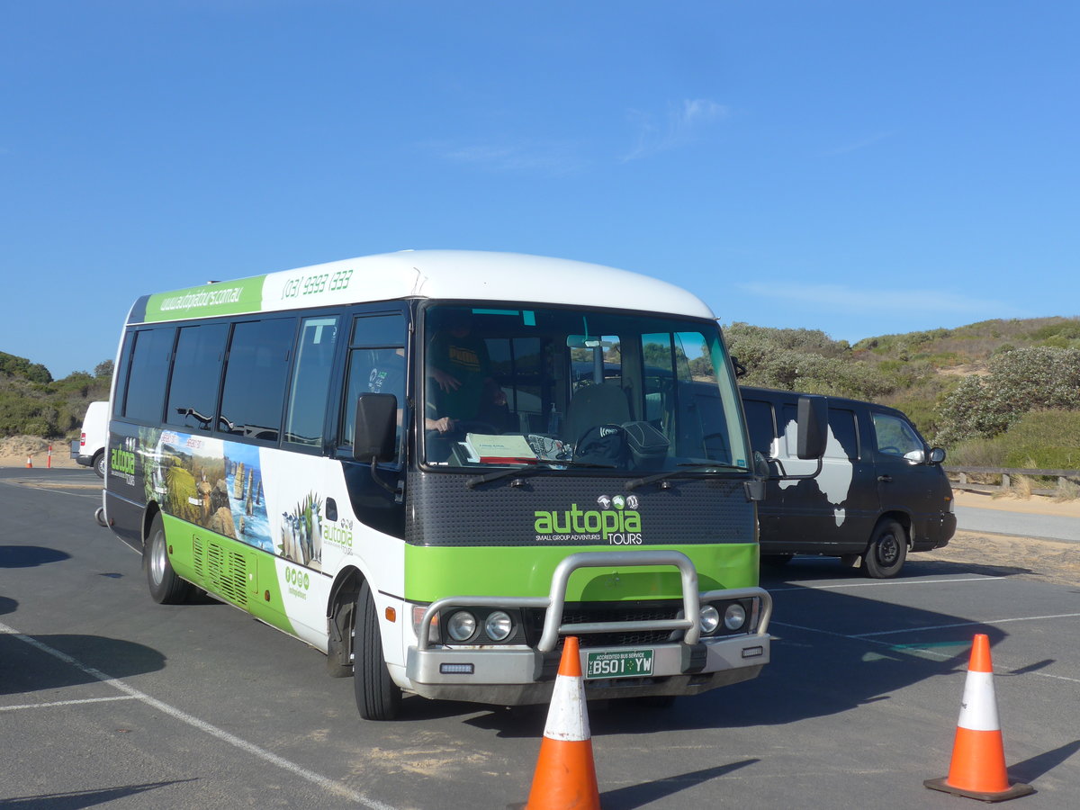 (190'295) - Autopia Tours, Williamstown - BS01 YW - Mitsubishi am 18. April 2018 in Summerland, Beach