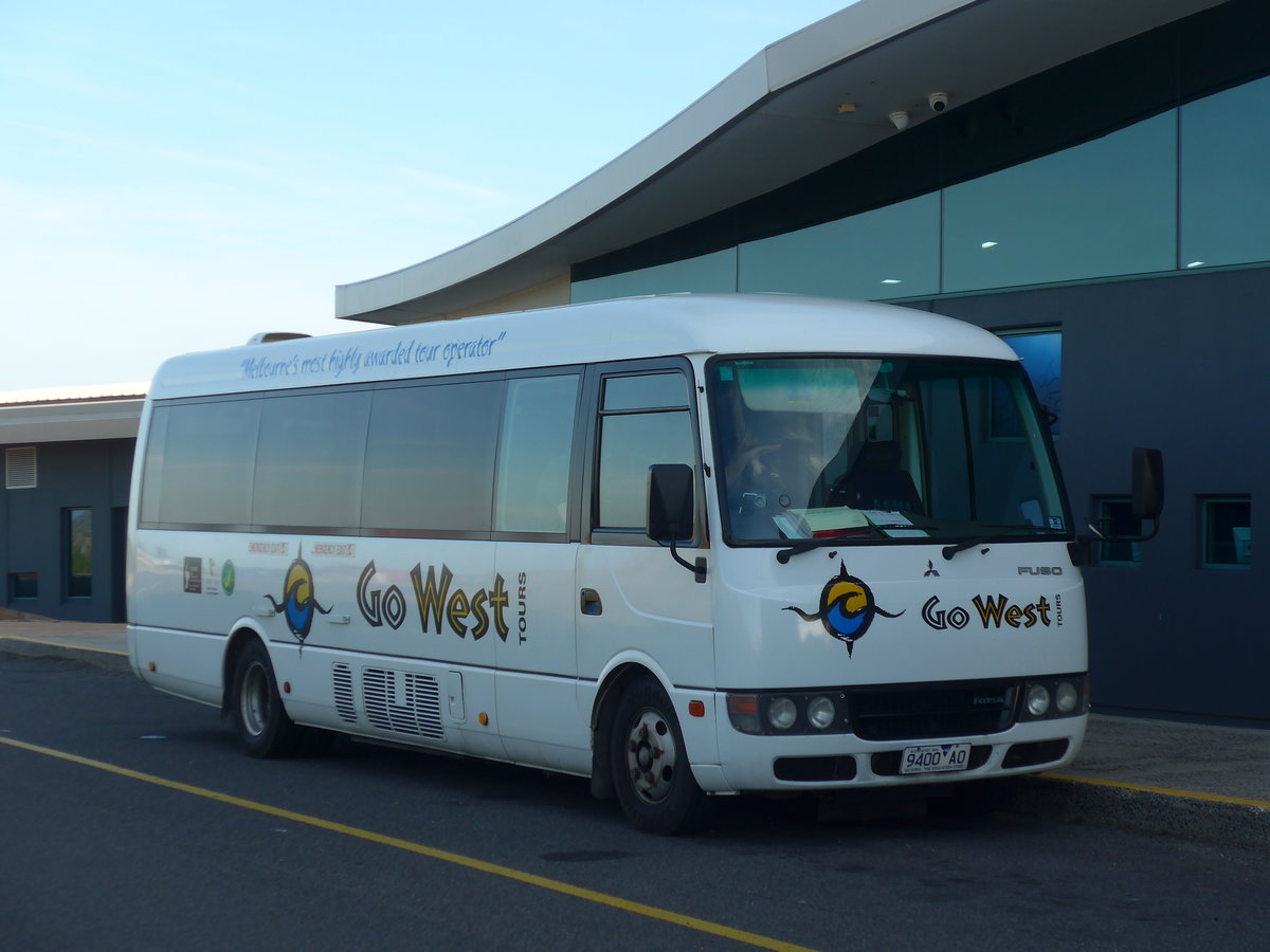 (190'313) - Go West Tours, Northcote - 9400 AO - Mitsubishi am 18. April 2018 in Summerland, Antarctic Journey