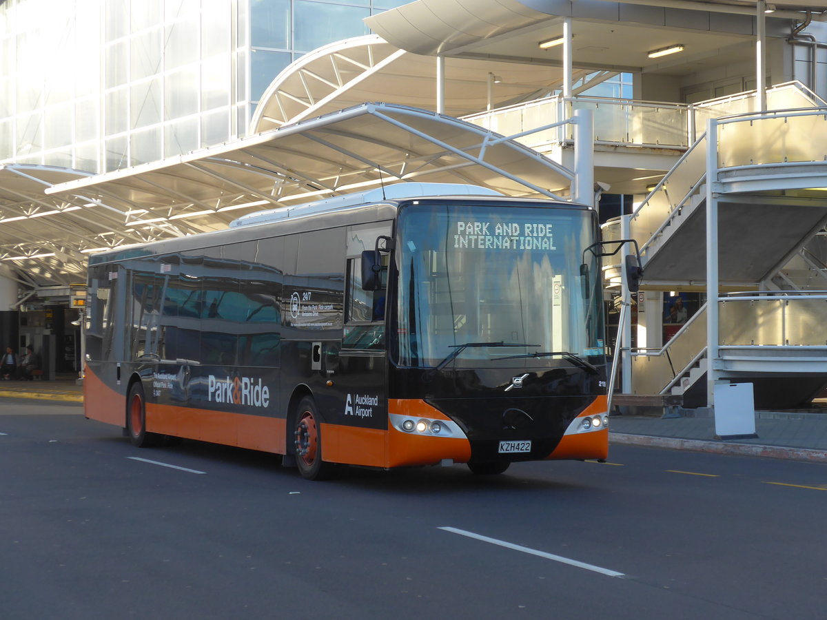 (190'507) - Bus Travel, Manukau - Nr. 219/KZH422 - Volvo/KiwiBus am 20. April 2018 in Auckland, Airport