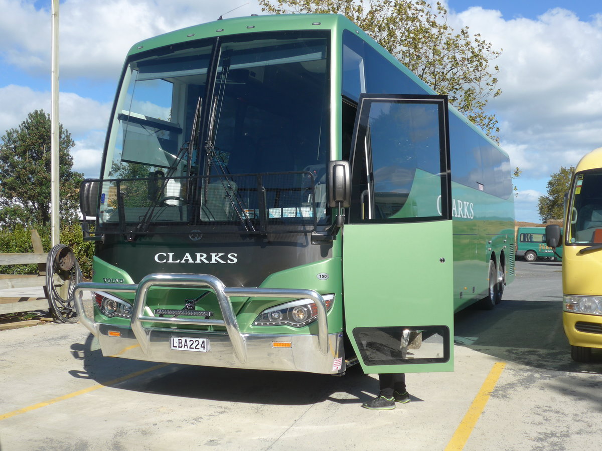 (190'863) - Clarks, Kawakawa - Nr. 150/LBA224 - Volvo/Coach Design am 22. April 2018 in Hinuera, Hobbiton
