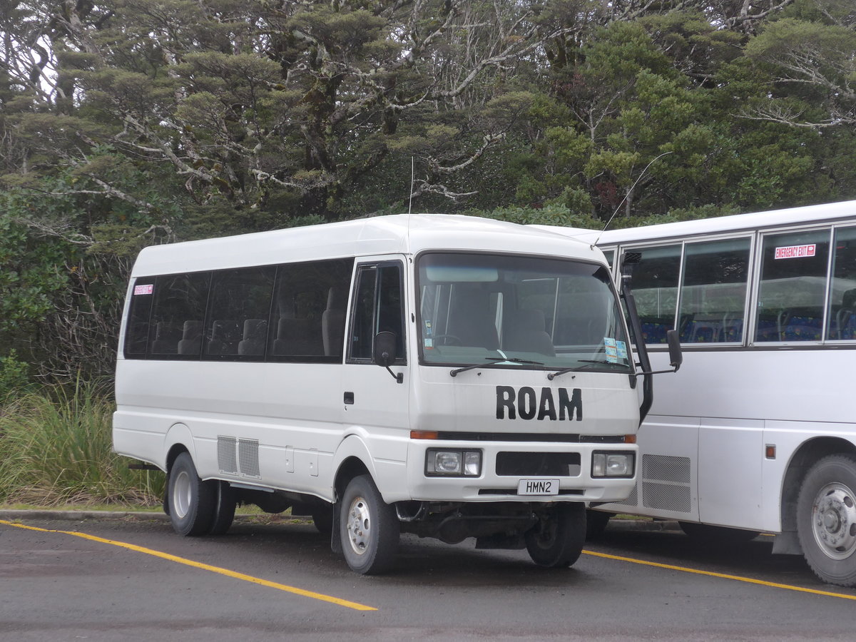 (191'285) - Roam, Tongariro - HMN2 - Mitsubishi am 24. April 2018 in Whakapapa, Bus Parkplatz