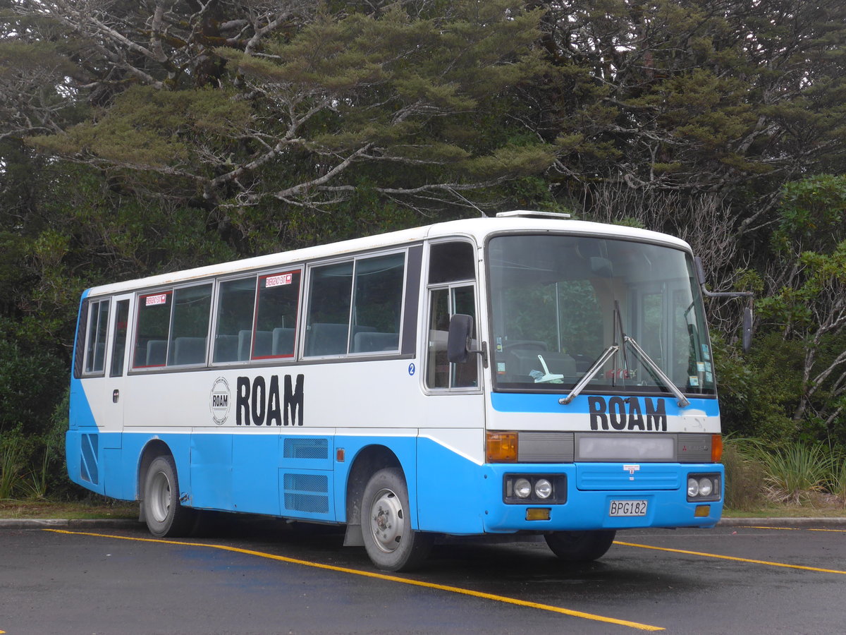 (191'286) - Roam, Tongariro - BPG182 - Mitsubishi am 24. April 2018 in Whakapapa, Bus Parkplatz