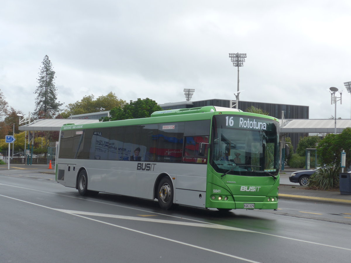(191'900) - BusIt, Hamilton - Nr. 5041/KQC329 - Volvo/GBV NZ am 29. April 2018 in Hamilton, Centralstation