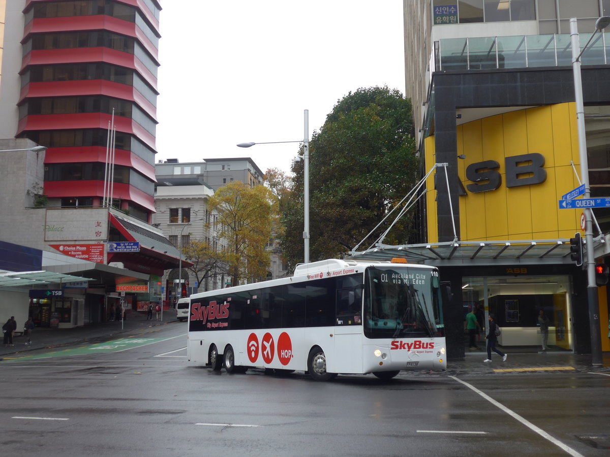 (192'128) - SkyBus, Auckland - Nr. 110/FPA130 - Scania/KiwiBus am 30. April 2018 in Auckland