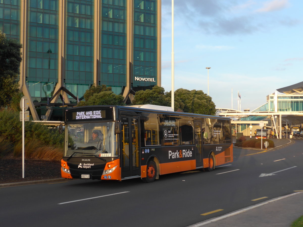 (192'221) - Bus Travel, Manukau - Nr. 217/KBZ712 - MAN/MCV am 1. Mai 2018 in Auckland, Airport