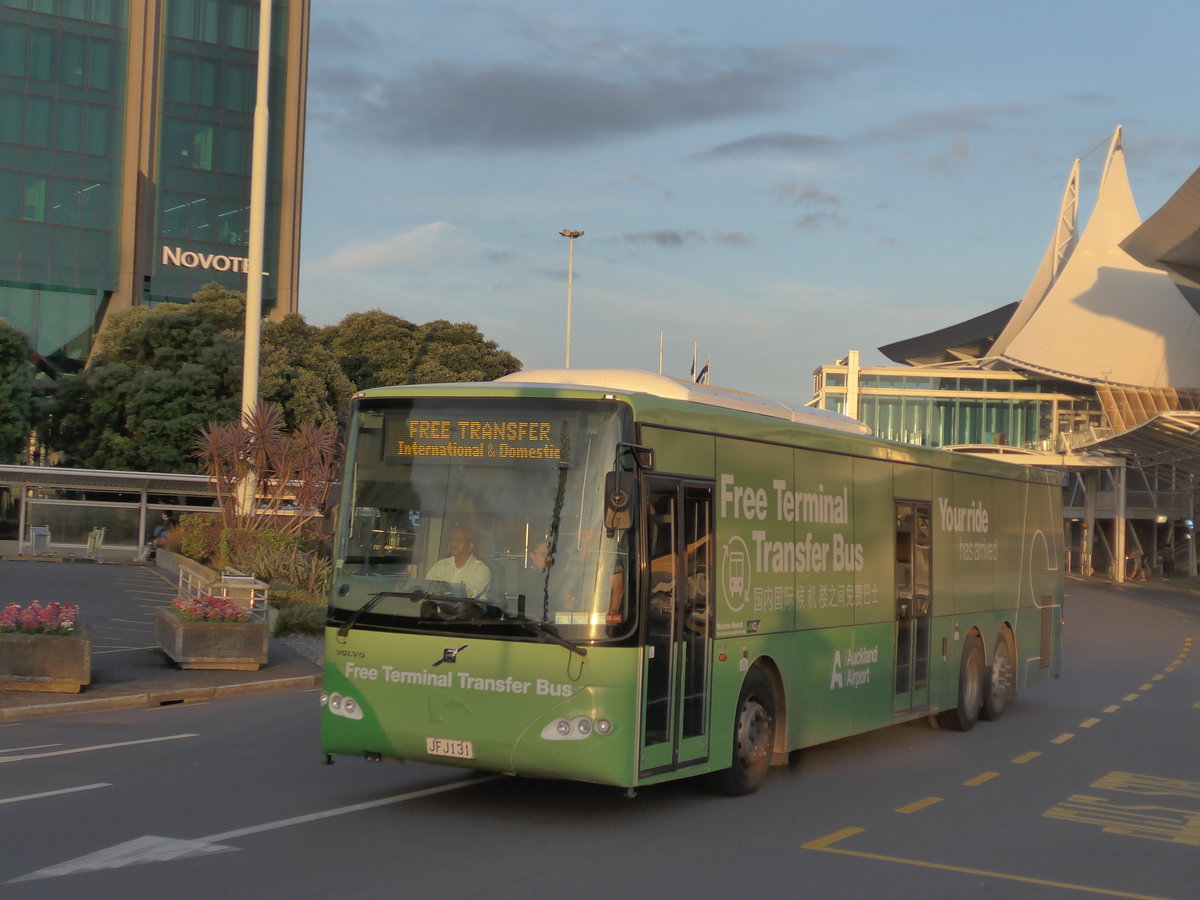 (192'225) - Bus Travel, Manukau - Nr. 242/JFJ131 - Volvo/KiwiBus am 1. Mai 2018 in Auckland, Airport
