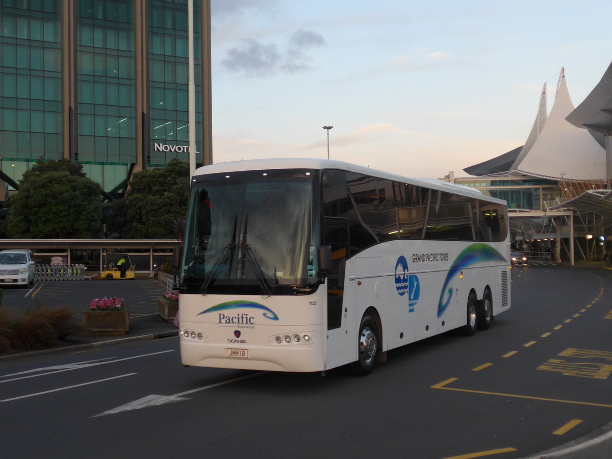 (192'235) - Pacific Tourways, Auckland - Nr. 1125/JHH18 - Scania/KiwiBus am 1. Mai 2018 in Auckland, Airport