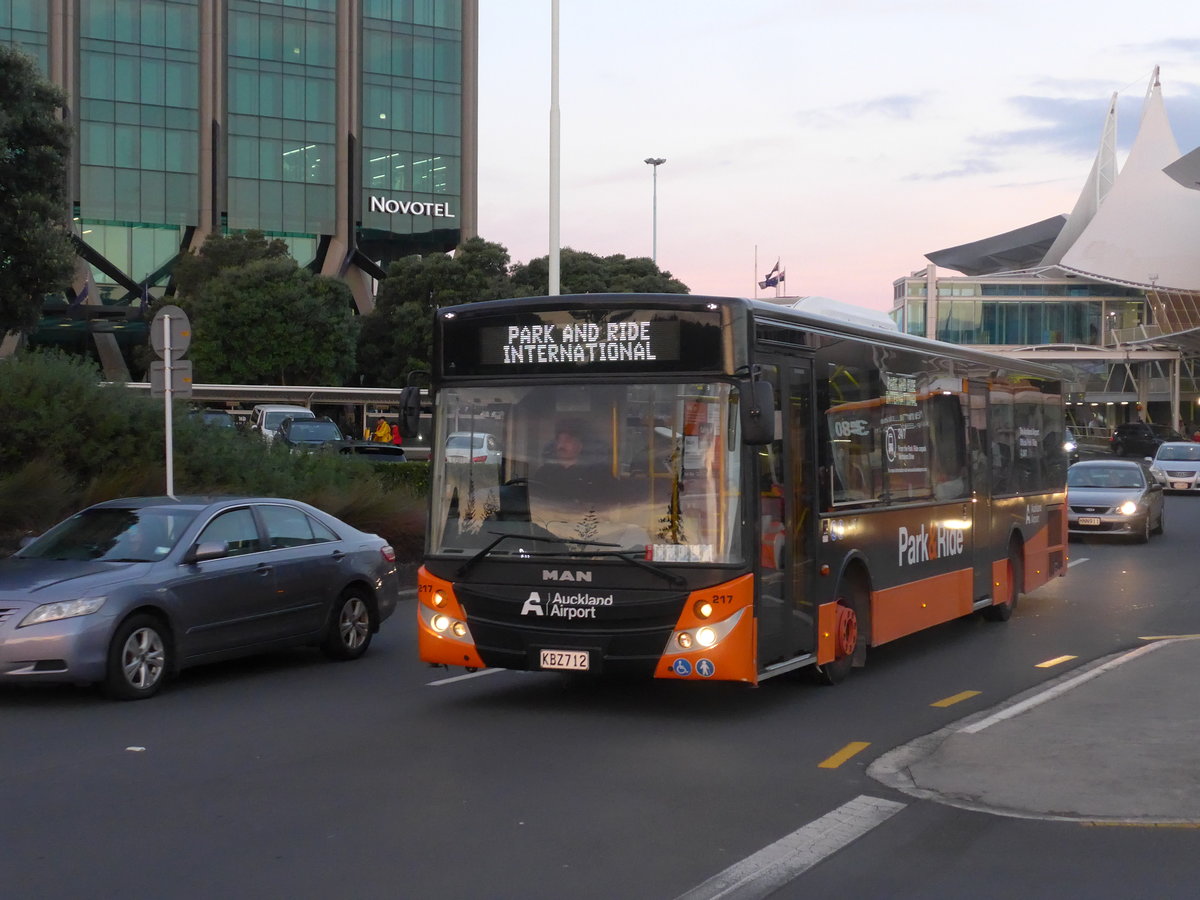 (192'237) - Bus Travel, Manukau - Nr. 217/KBZ712 - MAN/MCV am 1. Mai 2018 in Auckland, Airport