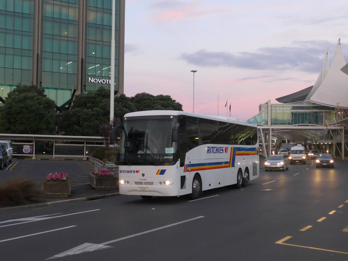 (192'241) - Ritchies - Nr. 302/FSD41 - Scania/KiwiBus am 1. Mai 2018 in Auckland, Airport