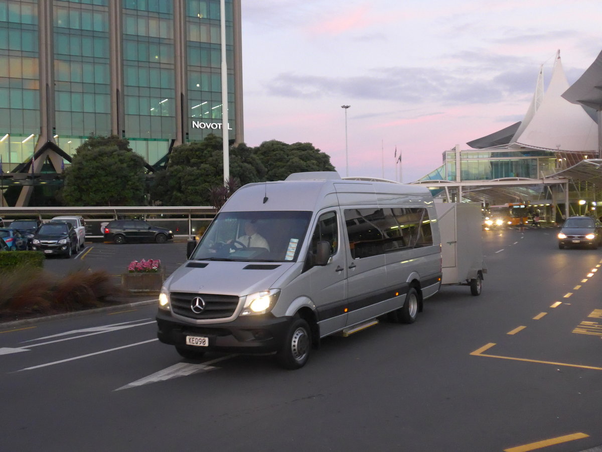 (192'244) - ??? - KEQ90 - Mercedes am 1. Mai 2018 in Auckland, Airport