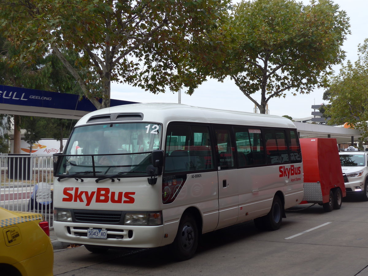 (192'281) - SkyBus, Melbourne - Nr. 12/5043 AO - Toyota/Arakawa (ex Frankston&Peninsula, Victoria Nr. 26) am 2. Mai 2018 in Melbourne, Airport