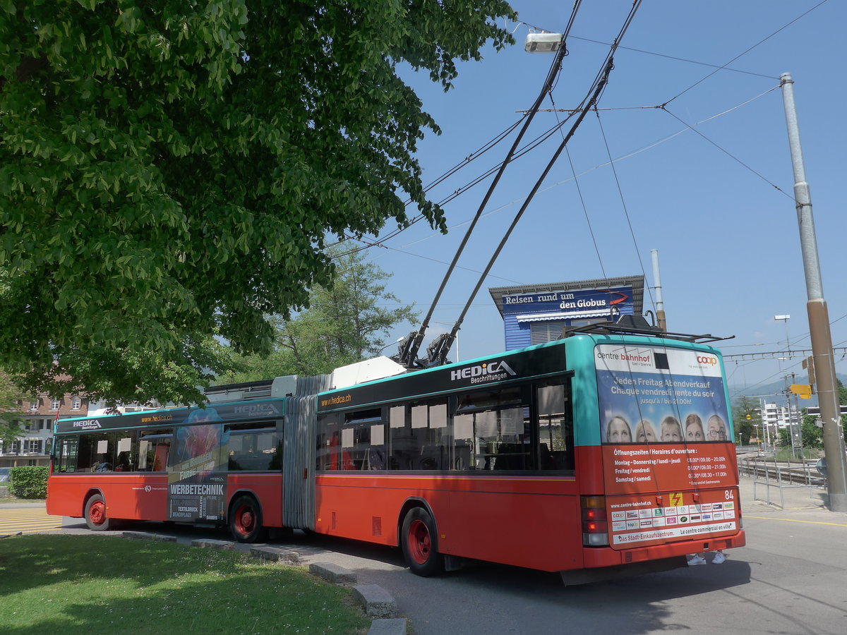 (192'872) - VB Biel - Nr. 84 - NAW/Hess Gelenktrolleybus am 6. Mai 2018 beim Bahnhof Nidau