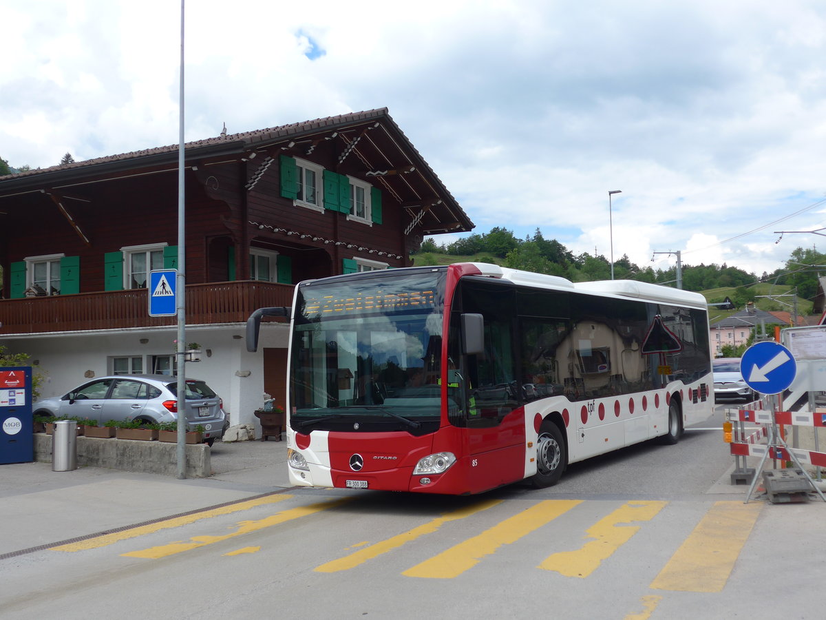 (193'325) - TPF Fribourg - Nr. 85/FR 300'388 - Mercedes am 21. Mai 2018 beim Bahnhof Montbovon