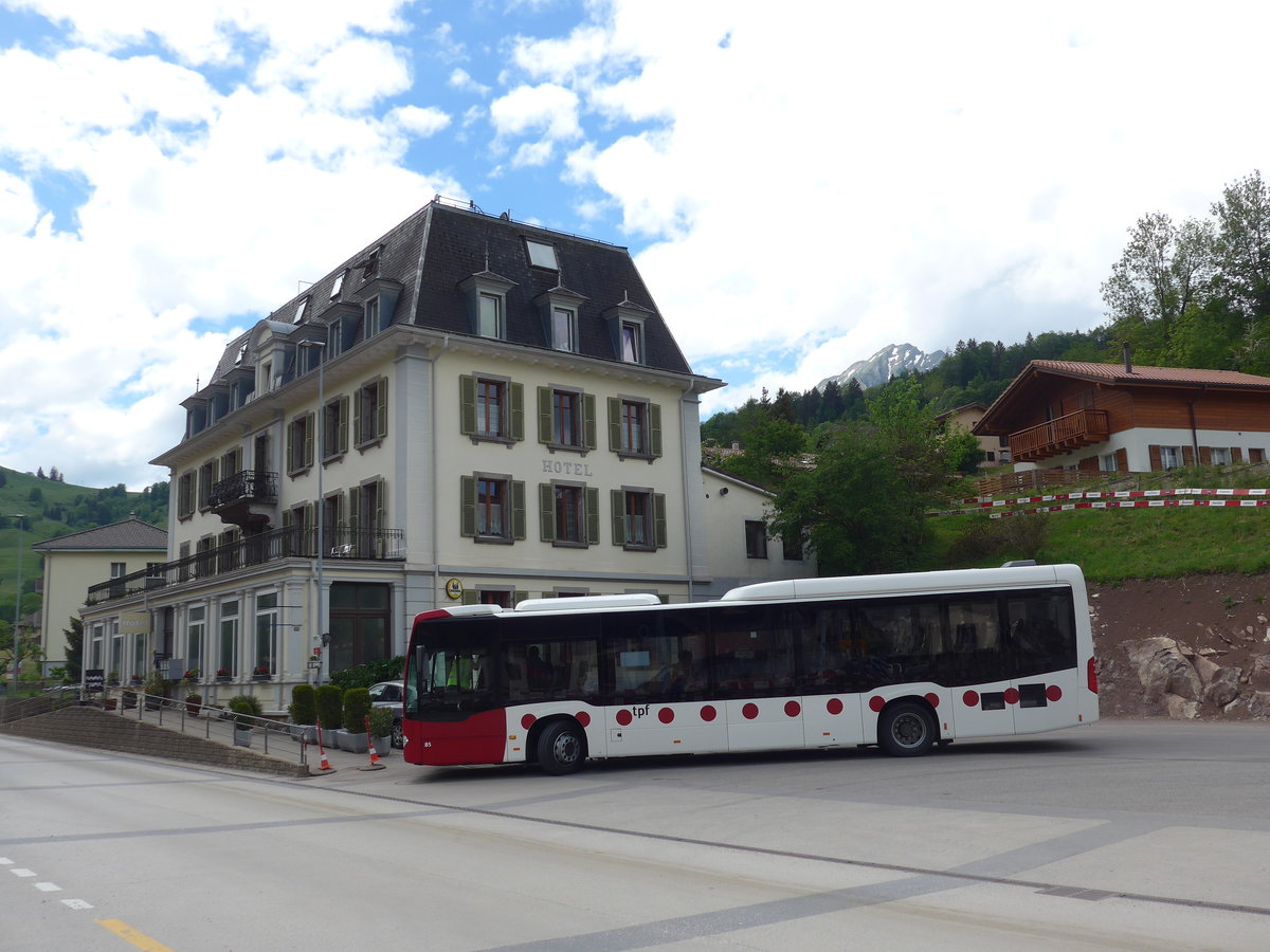 (193'326) - TPF Fribourg - Nr. 85/FR 300'388 - Mercedes am 21. Mai 2018 beim Bahnhof Montbovon
