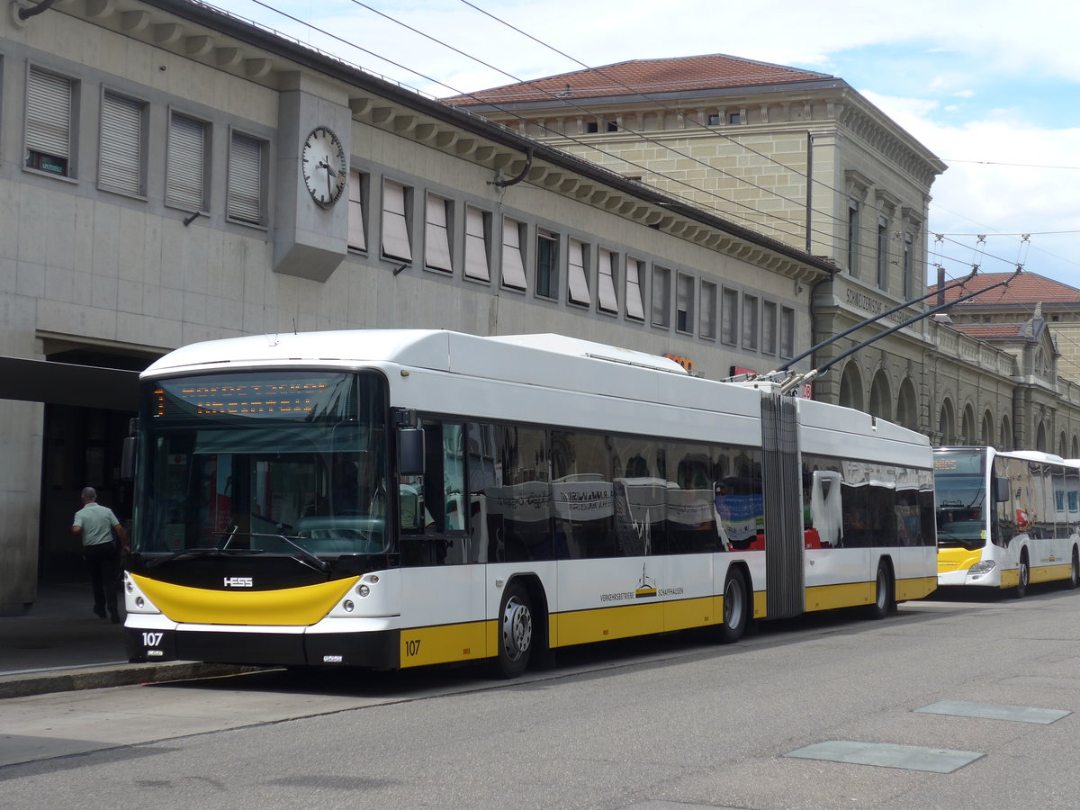(193'990) - VBSH Schaffhausen - Nr. 107 - Hess/Hess Gelenktrolleybus am 10. Juni 2018 beim Bahnhof Schaffhausen