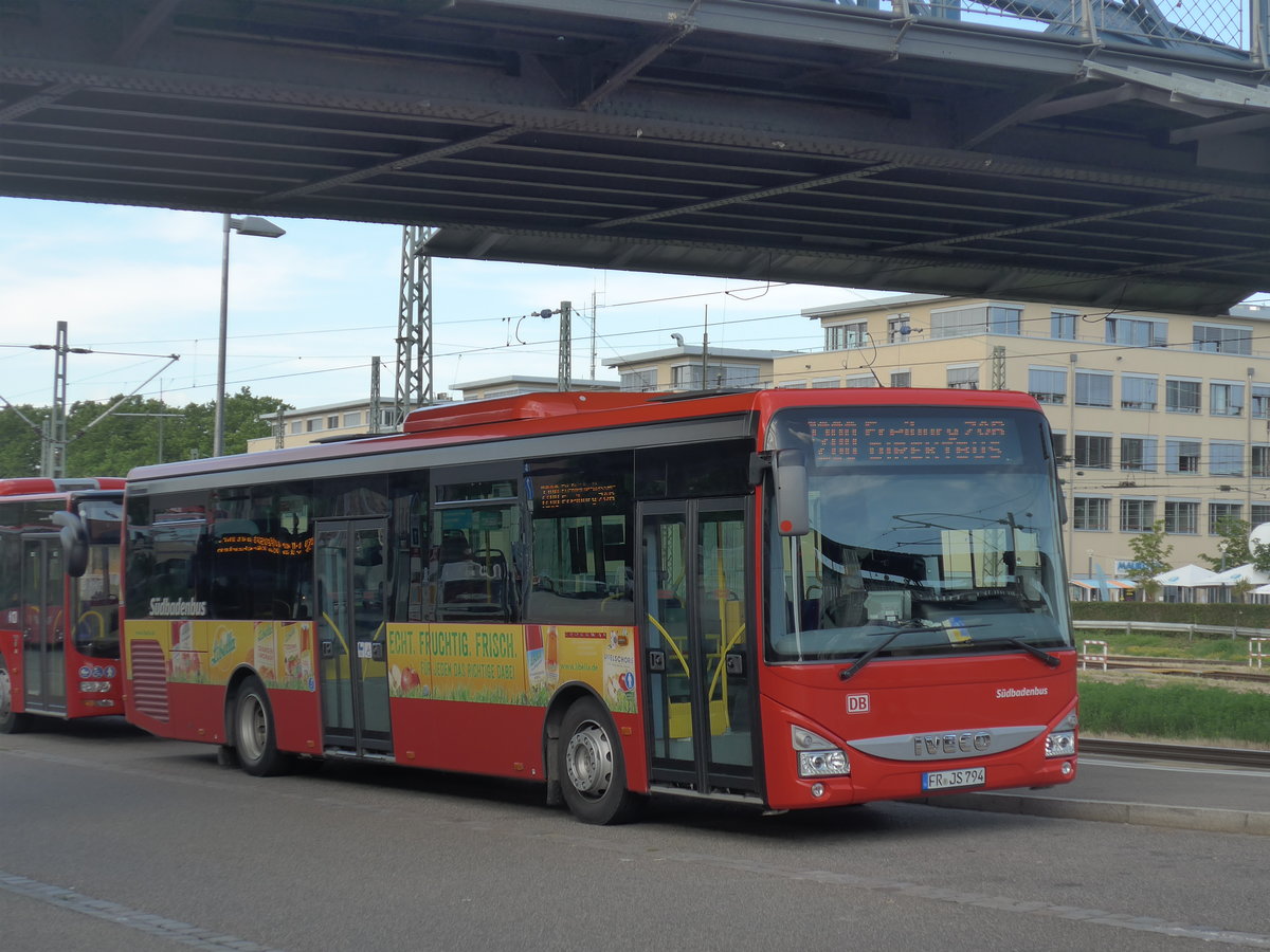(194'112) - SBG Freiburg - FR-JS 794 - Iveco am 18. Juni 2018 beim Bahnhof Freiburg