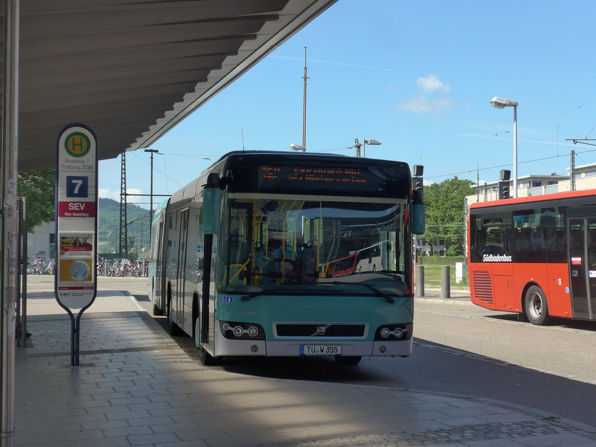 (194'175) - Weiss, Rottenburg - T-W 355 - Volvo (ex Bender, Ehringshausen) am 18. Juni 2018 beim Bahnhof Freiburg