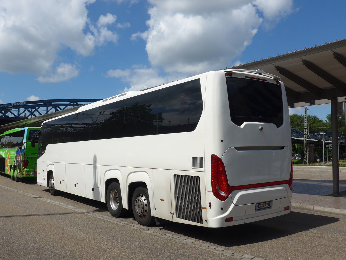 (194'213) - Buspool 2020, Bad Hersfeld - HEF-BP 210 - Scania/Higer am 18. Juni 2018 beim Bahnhof Freiburg