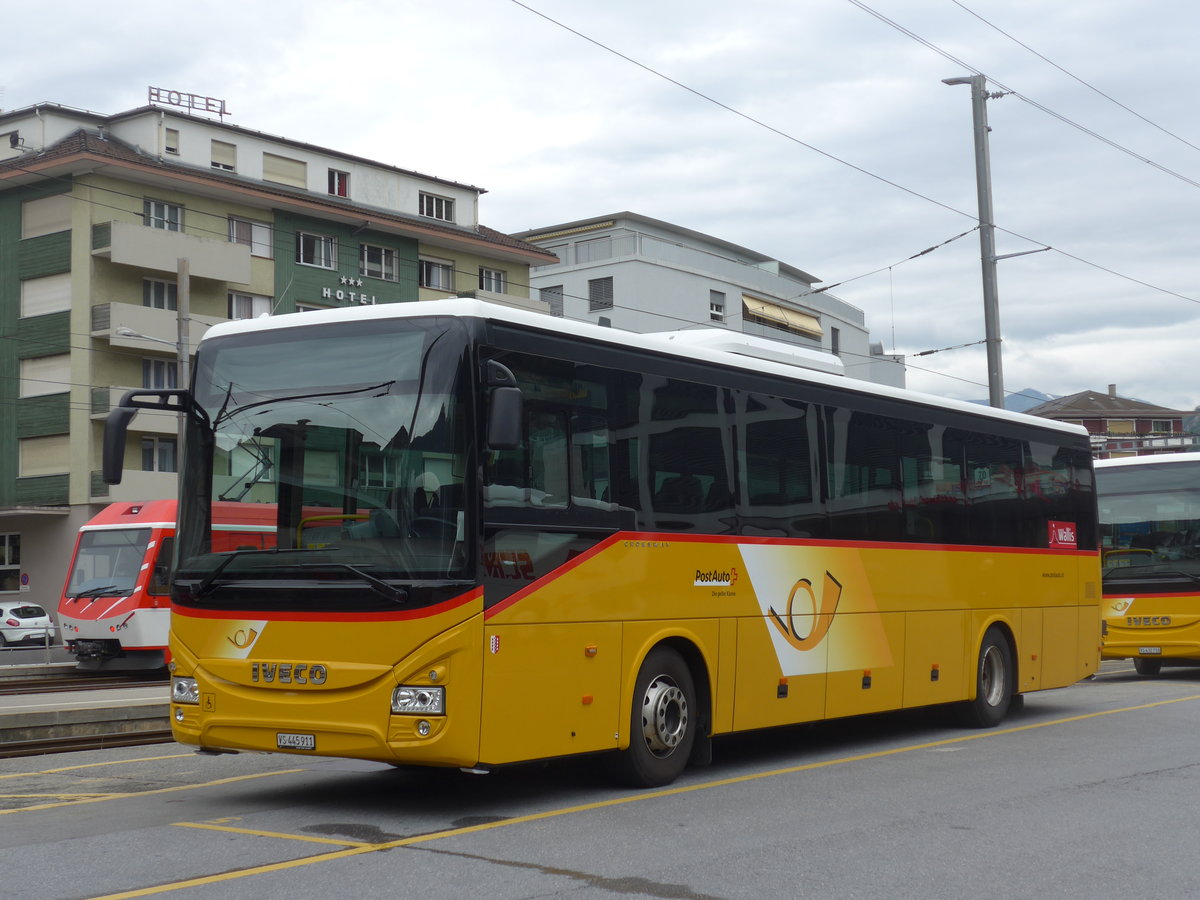 (194'928) - PostAuto Wallis - VS 445'911 - Iveco am 21. Juli 2018 beim Bahnhof Brig