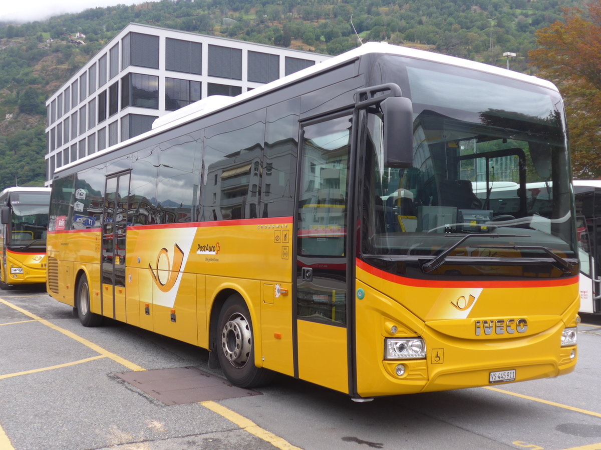 (194'932) - PostAuto Wallis - VS 445'911 - Iveco am 21. Juli 2018 beim Bahnhof Brig