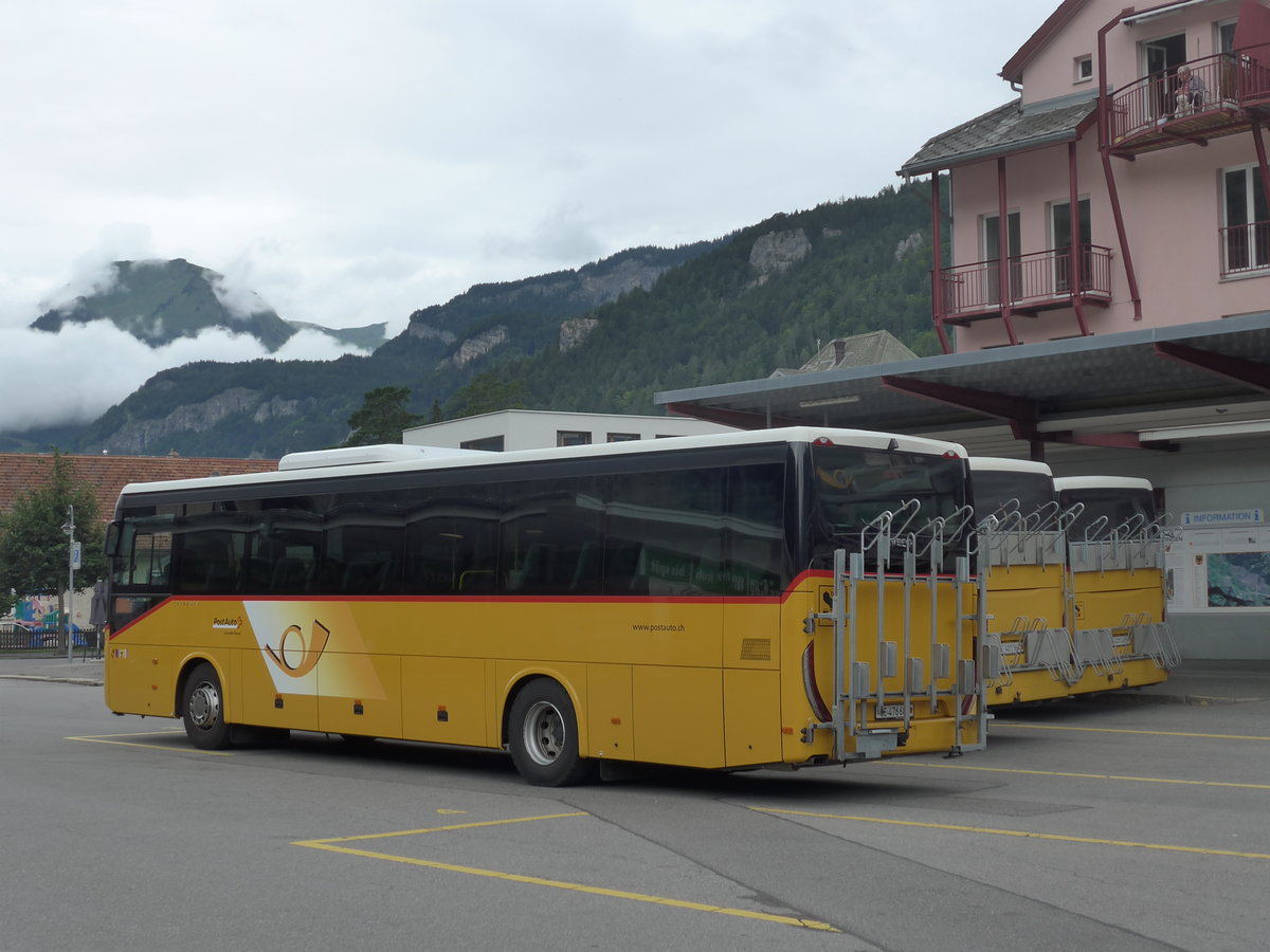 (194'972) - PostAuto Bern - BE 476'689 - Iveco am 21. Juli 2018 in Meiringen, Postautostation