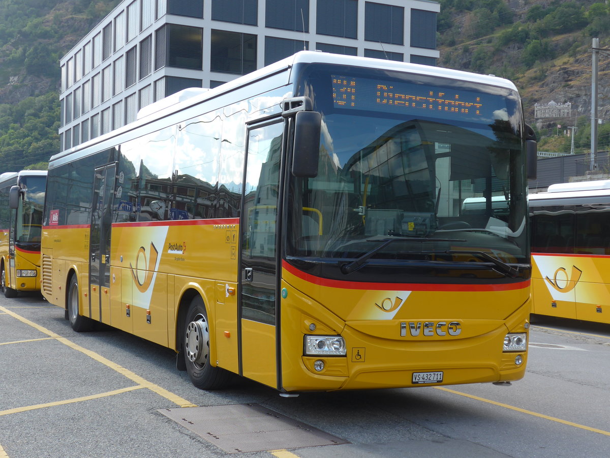(195'069) - PostAuto Wallis - VS 432'711 - Iveco am 22. Juli 2018 beim Bahnhof Brig